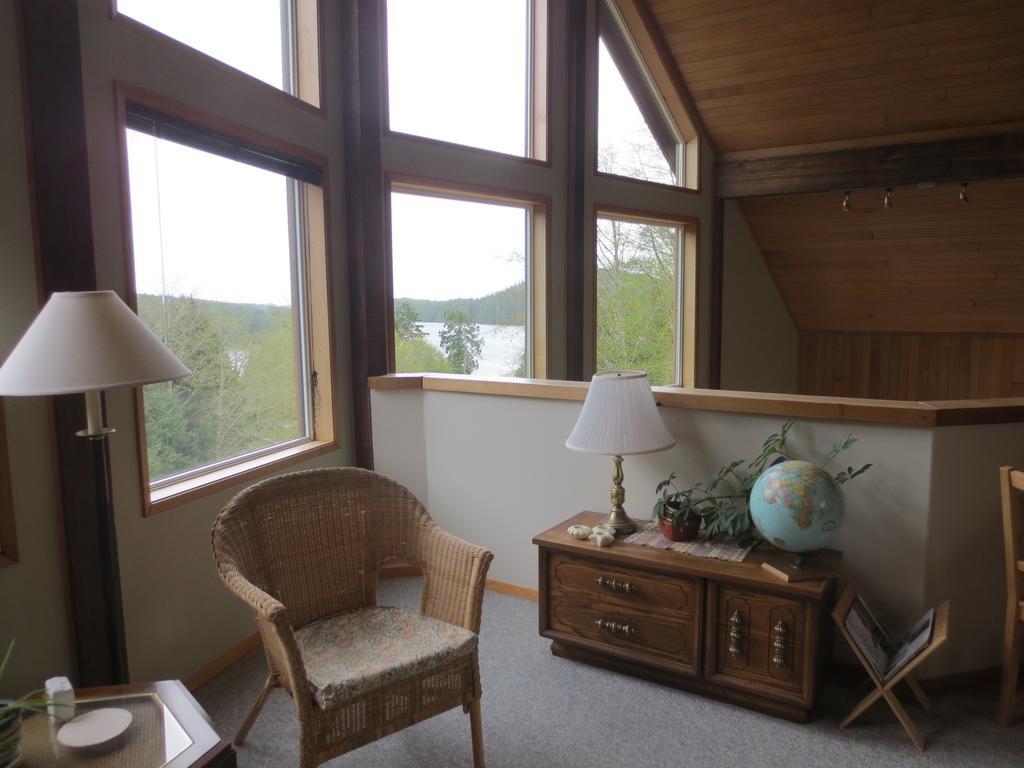 Bed and Breakfast Moon And Sixpence à Ucluelet Extérieur photo
